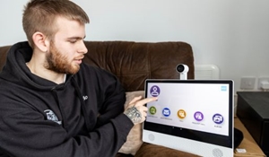 Rio pointing to the screen on Ethel, demonstrating the homepage