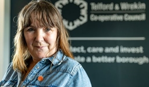 Cllr Kelly Middleton wears Orange Button badge as representative for suicide prevention